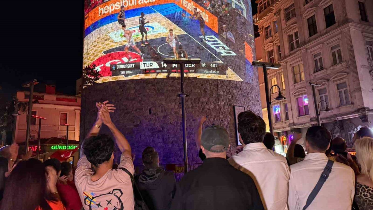 a-milli-erkek-basketbol-takiminin-final-maci-heyecani-galata-kulesinde-yasandi