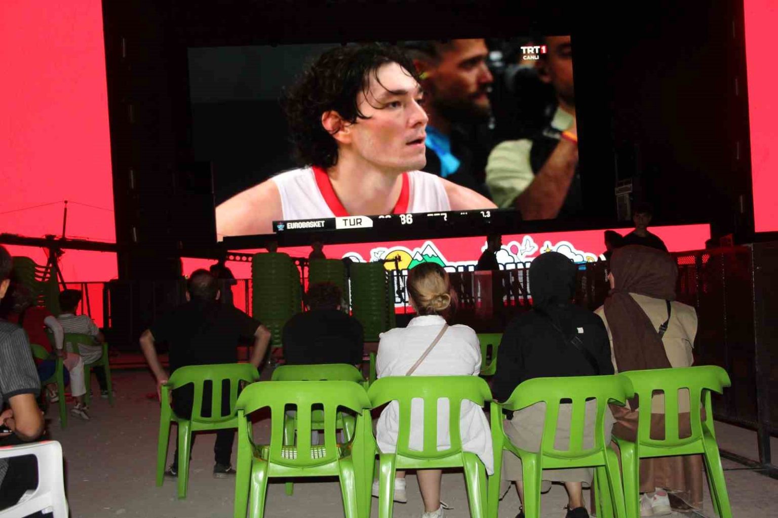 a-milli-erkek-basketbol-takiminin-finali-sirnakta-dev-ekranlardan-izlendi