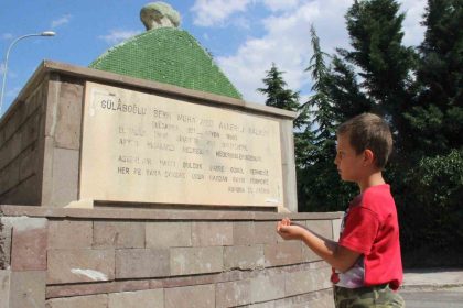 afyonkarahisarda-muhammed-askerinin-turbesi-63-yili-askindir-yol-ortasinda-duruyor