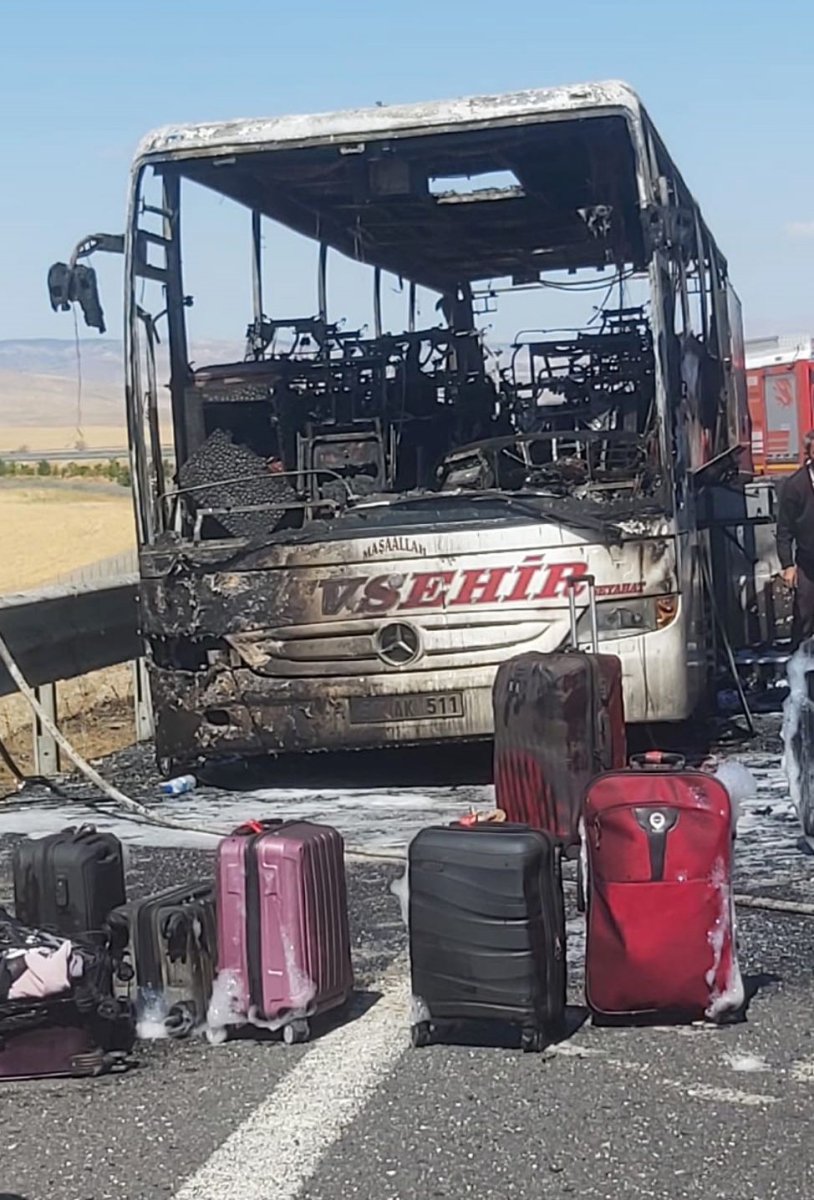 ankarada-seyir-halindeki-yolcu-otobusu-yandi