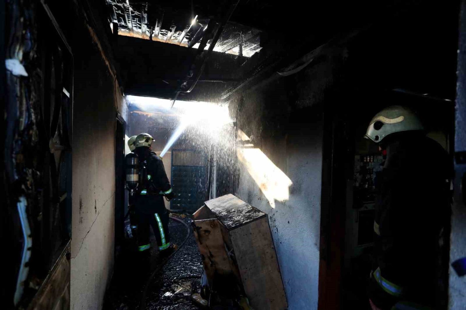 antalyada-alt-katta-yakilan-soba-ust-kati-kule-cevirdi