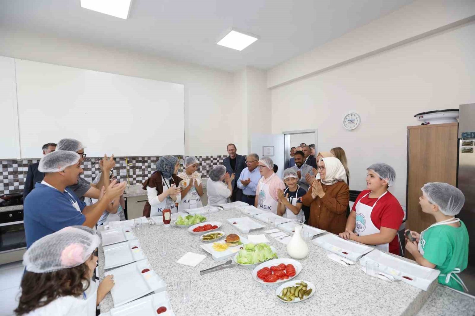 baskan-buyukkilic-engelsiz-yasam-merkezinde-ozel-cocuklarla-birlikte-hamburger-yapti
