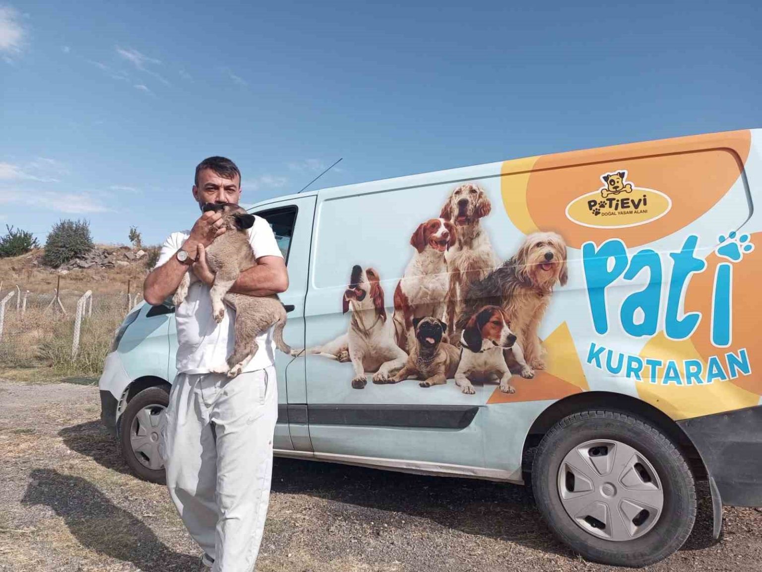 belediye-ekipleri-nefes-kesen-operasyonla-yavru-kopegi-kurtardi