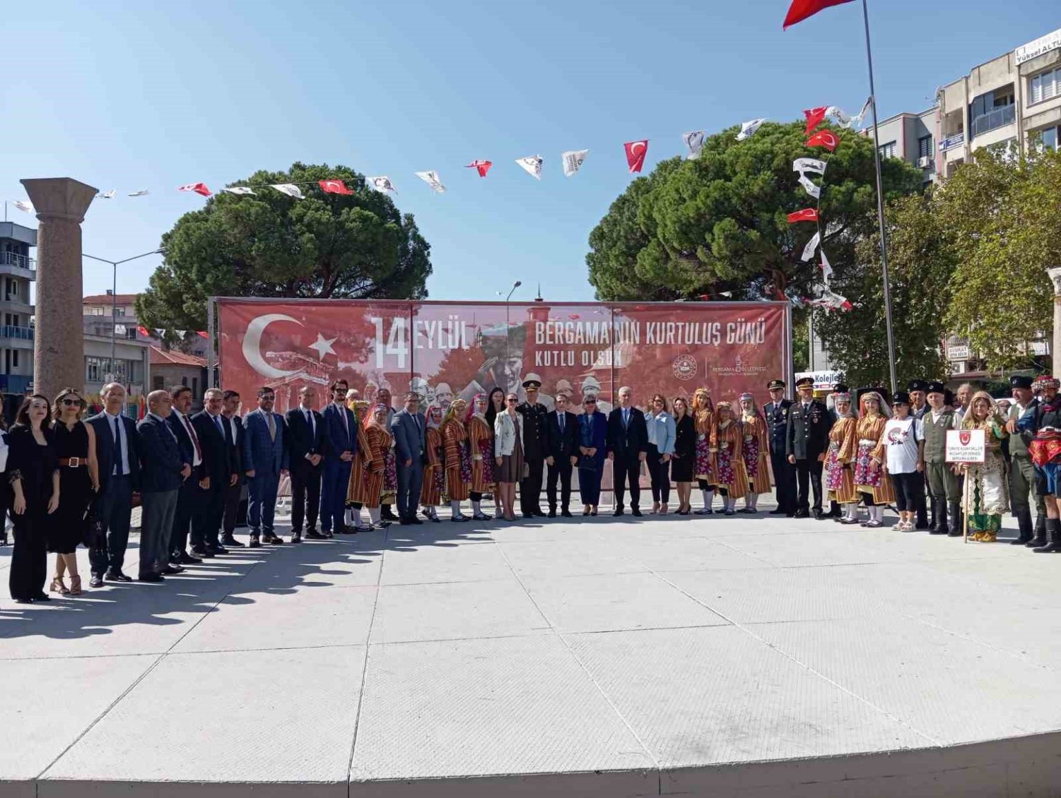 bergamanin-kurtulusunun-103-yili-coskuyla-kutlandi