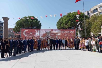 bergamanin-kurtulusunun-103-yili-coskuyla-kutlandi