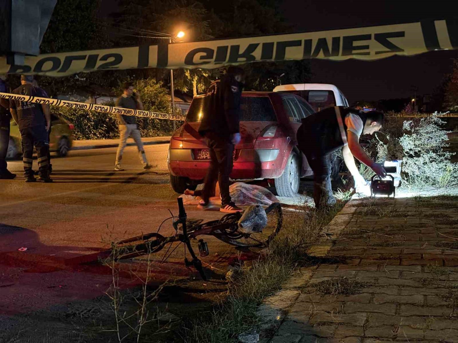 bisikletli-gence-carpip-otomobili-otogara-birakarak-kacti