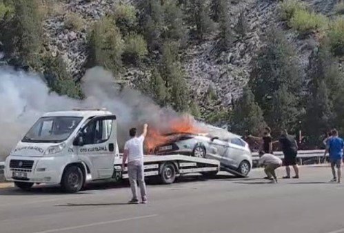 cekici-uzerindeki-otomobil-alev-alev-yandi