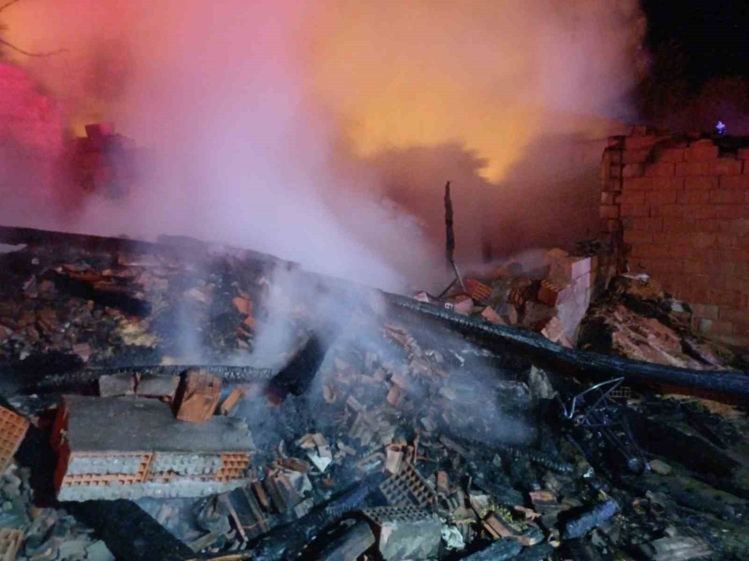 corumda-cikan-yanginda-ahir-ve-ardiye-kullanilmaz-hale-geldi