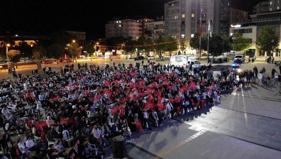 corumda-yuzlerce-vatandas-ellerindeki-turk-bayraklariyla-12-dev-adami-destekledi