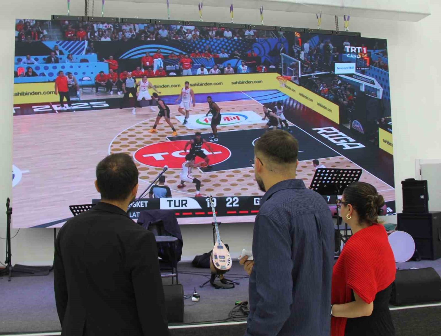 davetliler-dugunde-hem-eglendi-hem-milli-mac-heyecani-yasadi