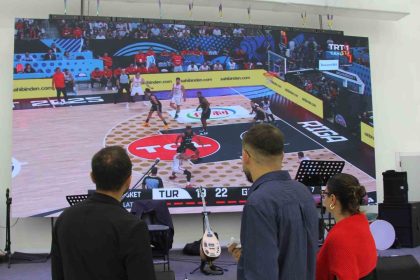 davetliler-dugunde-hem-eglendi-hem-milli-mac-heyecani-yasadi