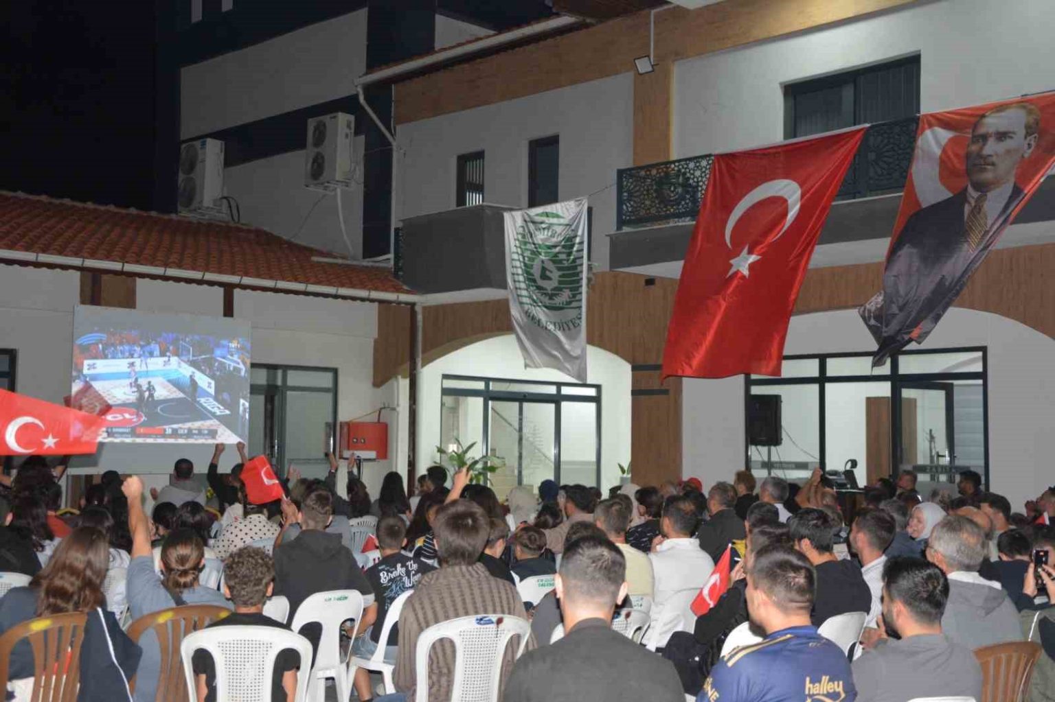 demircide-vatandaslar-eurobasket-2025-final-macini-dev-ekranlardan-izledi