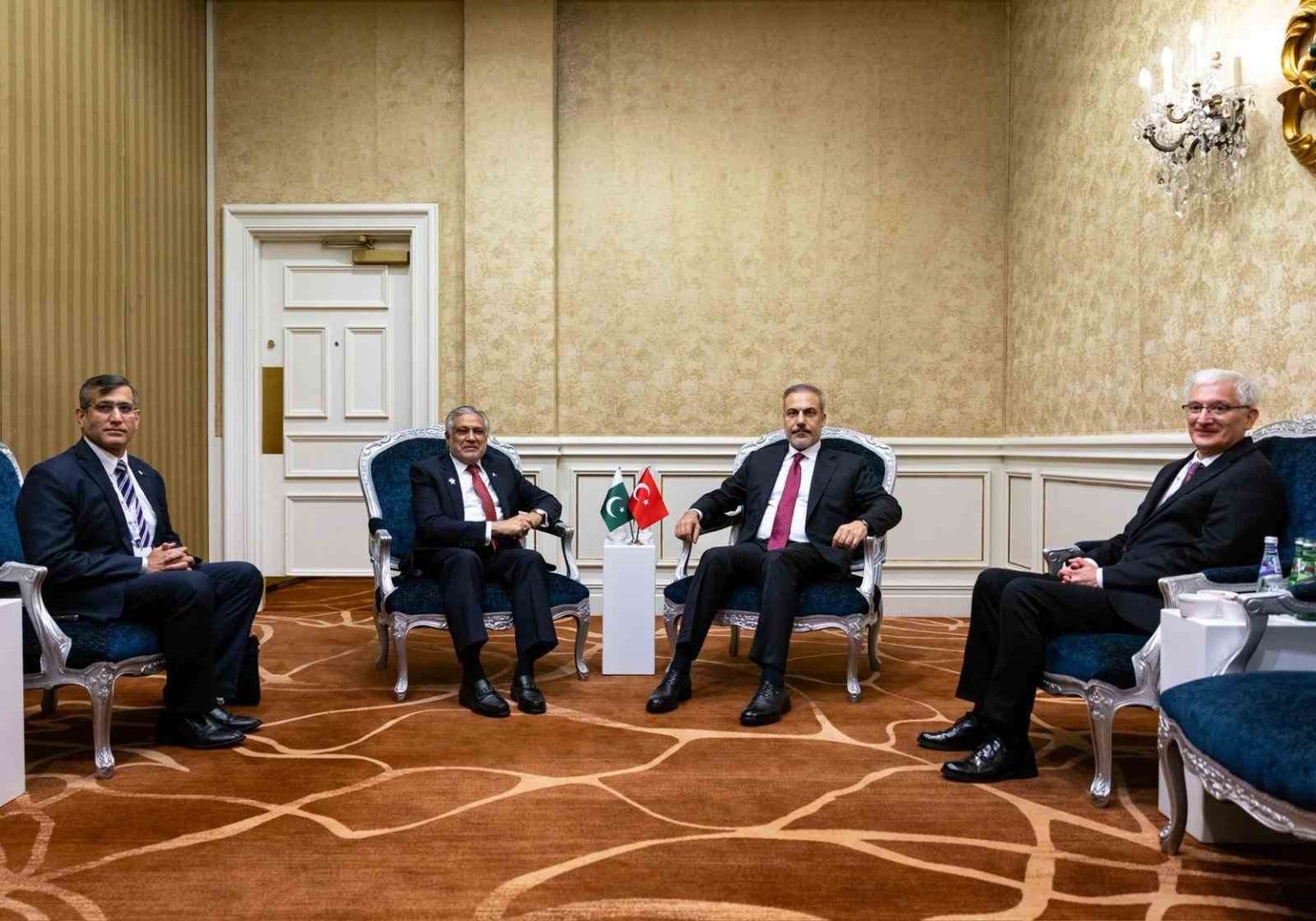 disisleri-bakani-fidan-pakistan-disisleri-bakani-dar-ile-gorustu