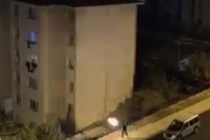 elazigda-1-kisinin-yaralandigi-eve-pompali-tufekli-saldiri-ani-kamerada
