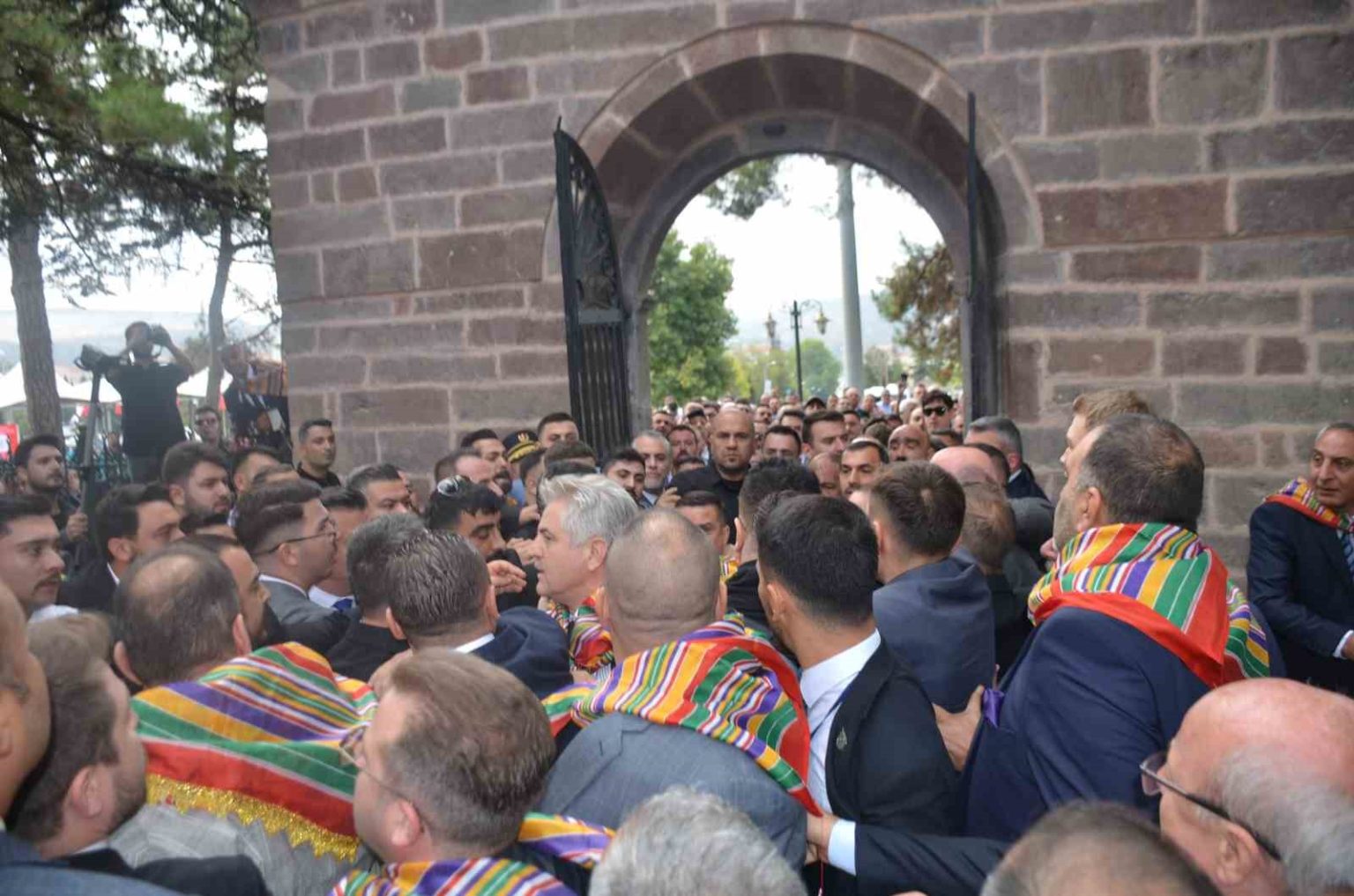 ertugrulgazi-turbesi-onunde-gerginlik