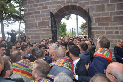 ertugrulgazi-turbesi-onunde-gerginlik