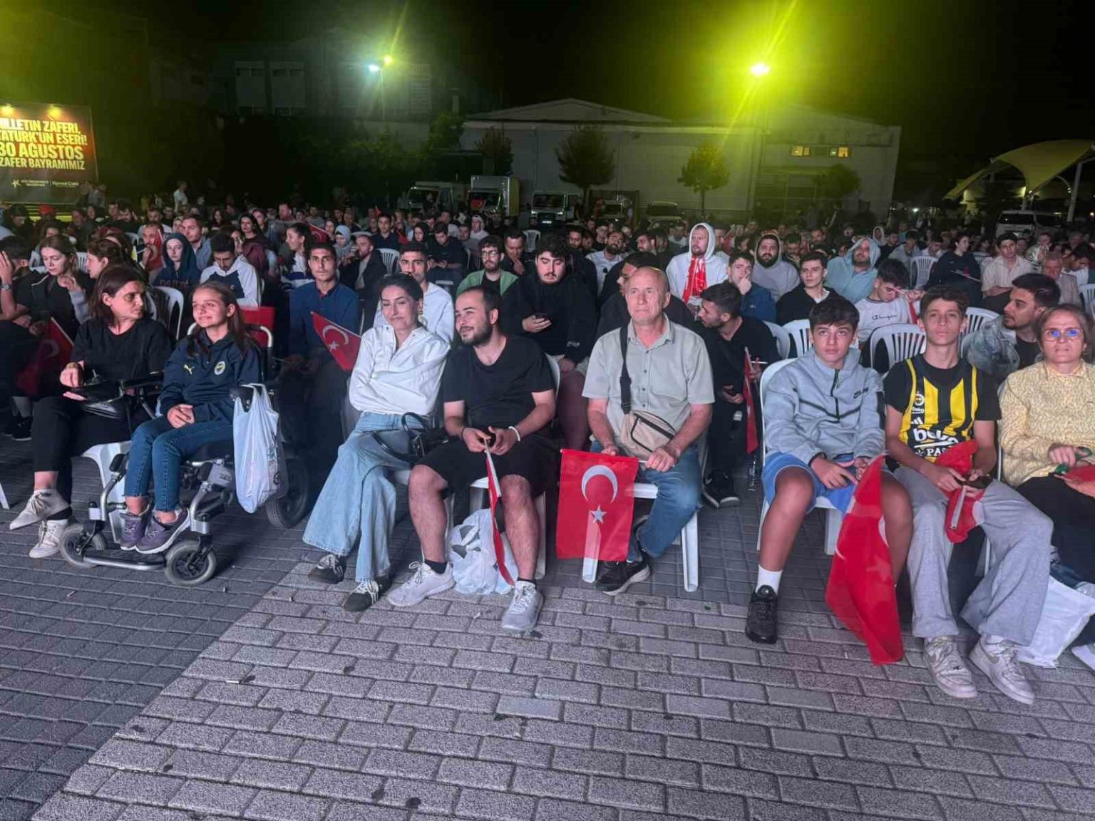 fatihte-vatandaslar-turkiye-almanya-final-macini-dev-ekrandan-izledi