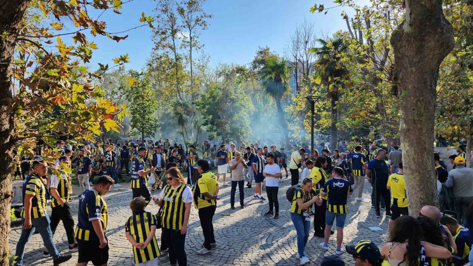 fenerbahce-taraftarindan-trabzonspor-macina-yogun-ilgi