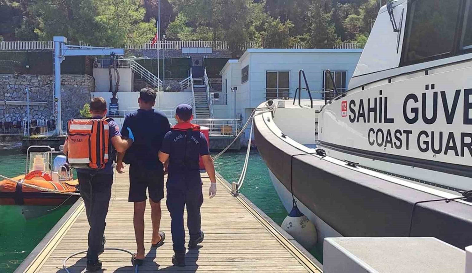 gezi-teknesinde-rahatsizlanan-vatandasa-tibbi-tahliye