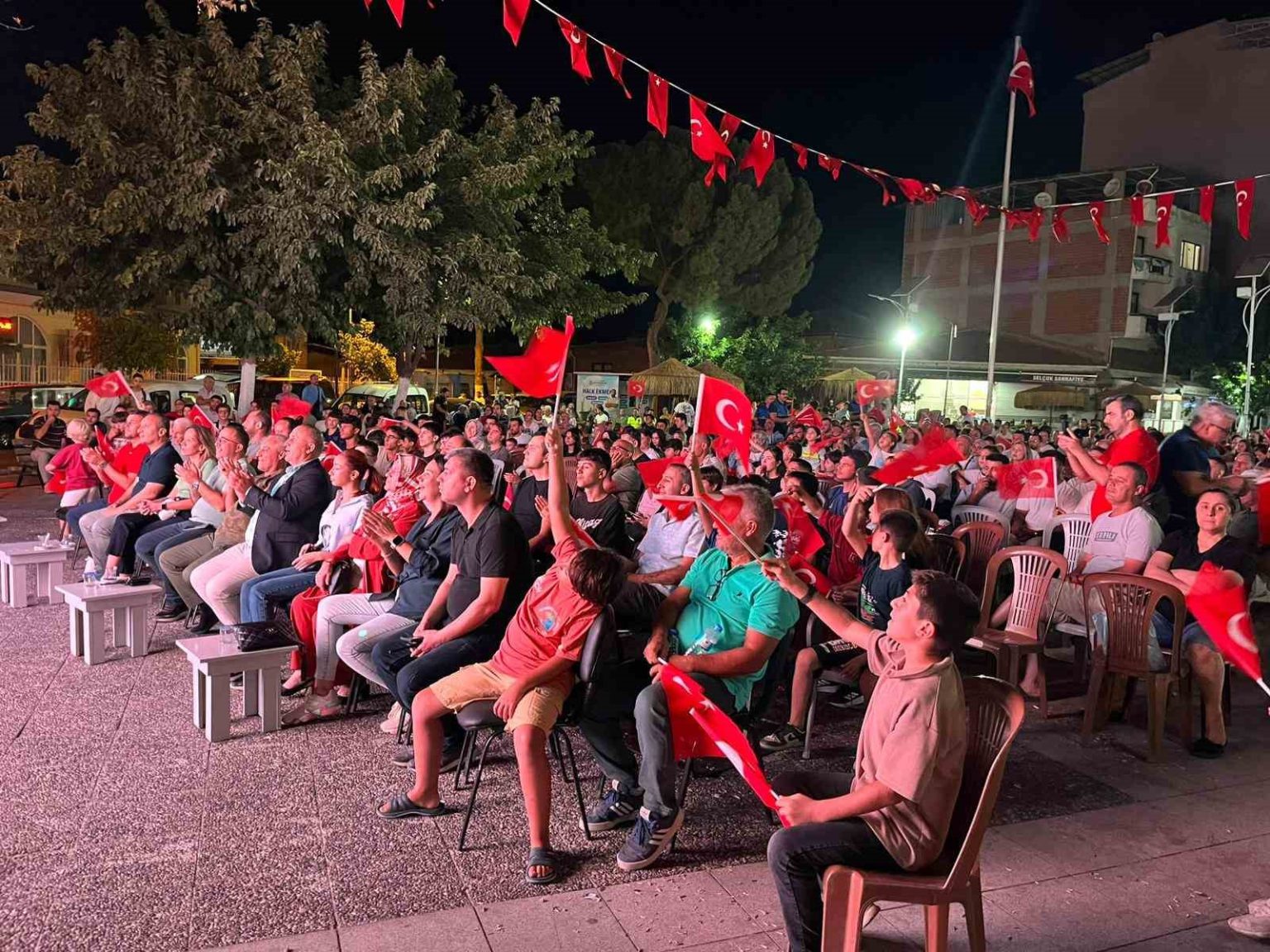 incirliovadaki-vatandaslar-a-milli-basketbol-takimi-macini-dev-ekranda-izledi