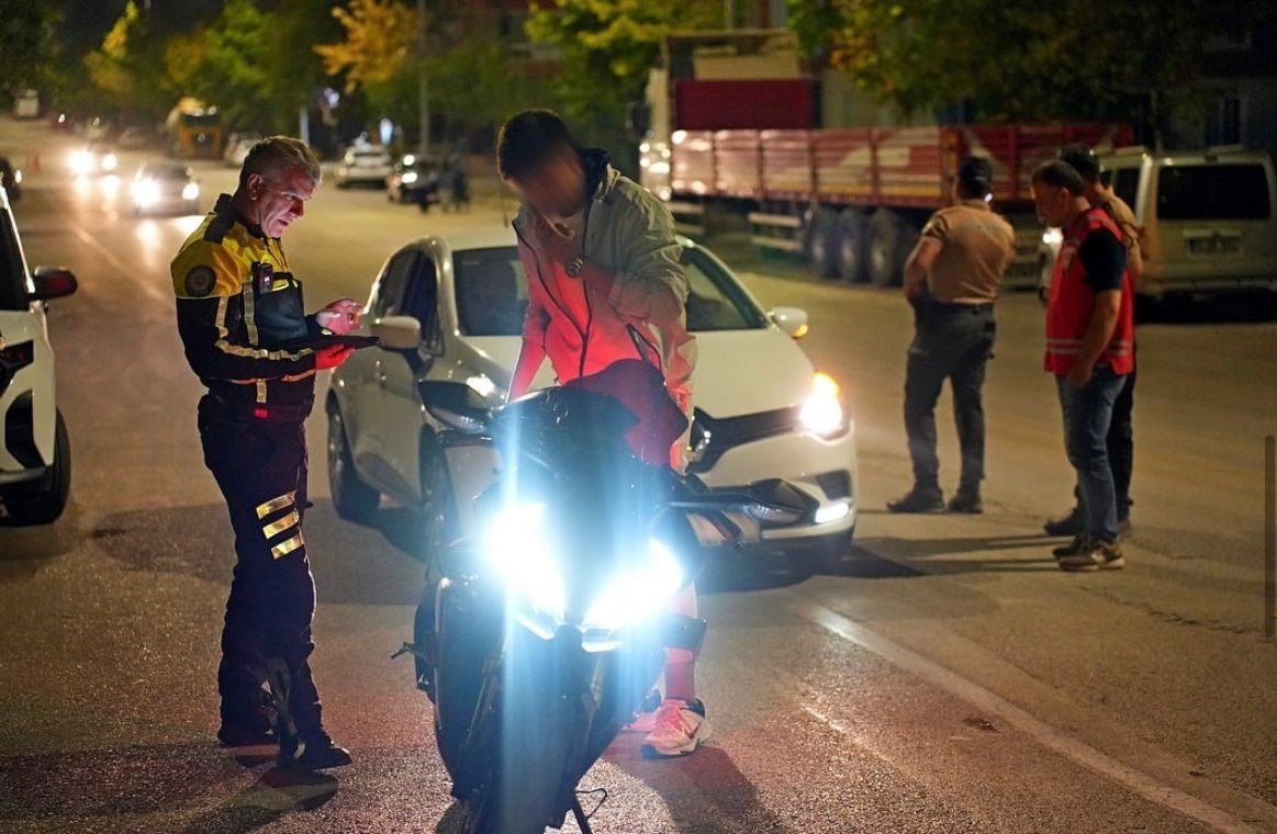 ispartada-abarti-egzoz-ve-modifiye-araclara-yonelik-denetim-24-araca-ceza-uygulandi