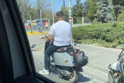 kafasina-takmadigi-kaskla-motosikletin-plakasini-kapatti