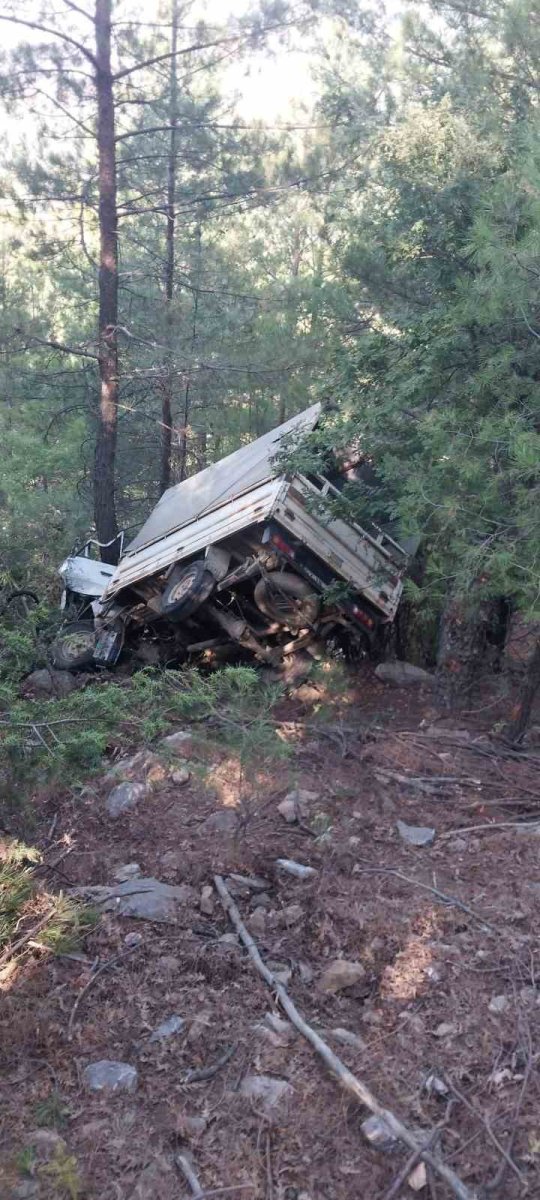 kamyonet-ucuruma-yuvarlandi-1-olu