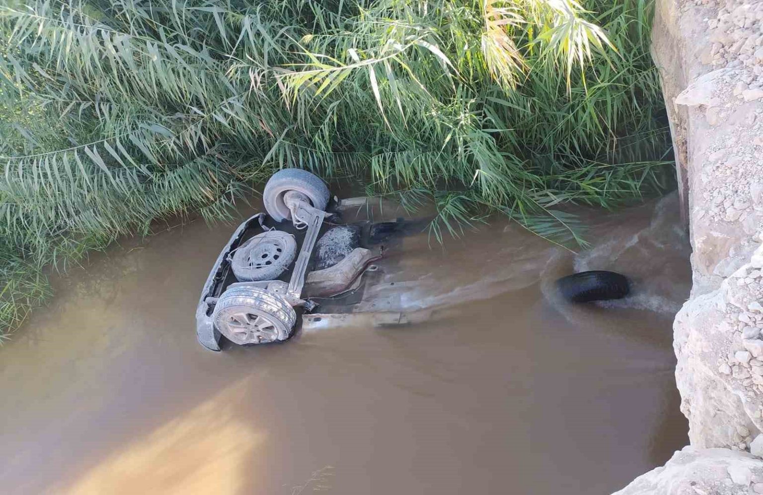 kanala-devrilen-aractaki-baba-ve-oglu-boguldu