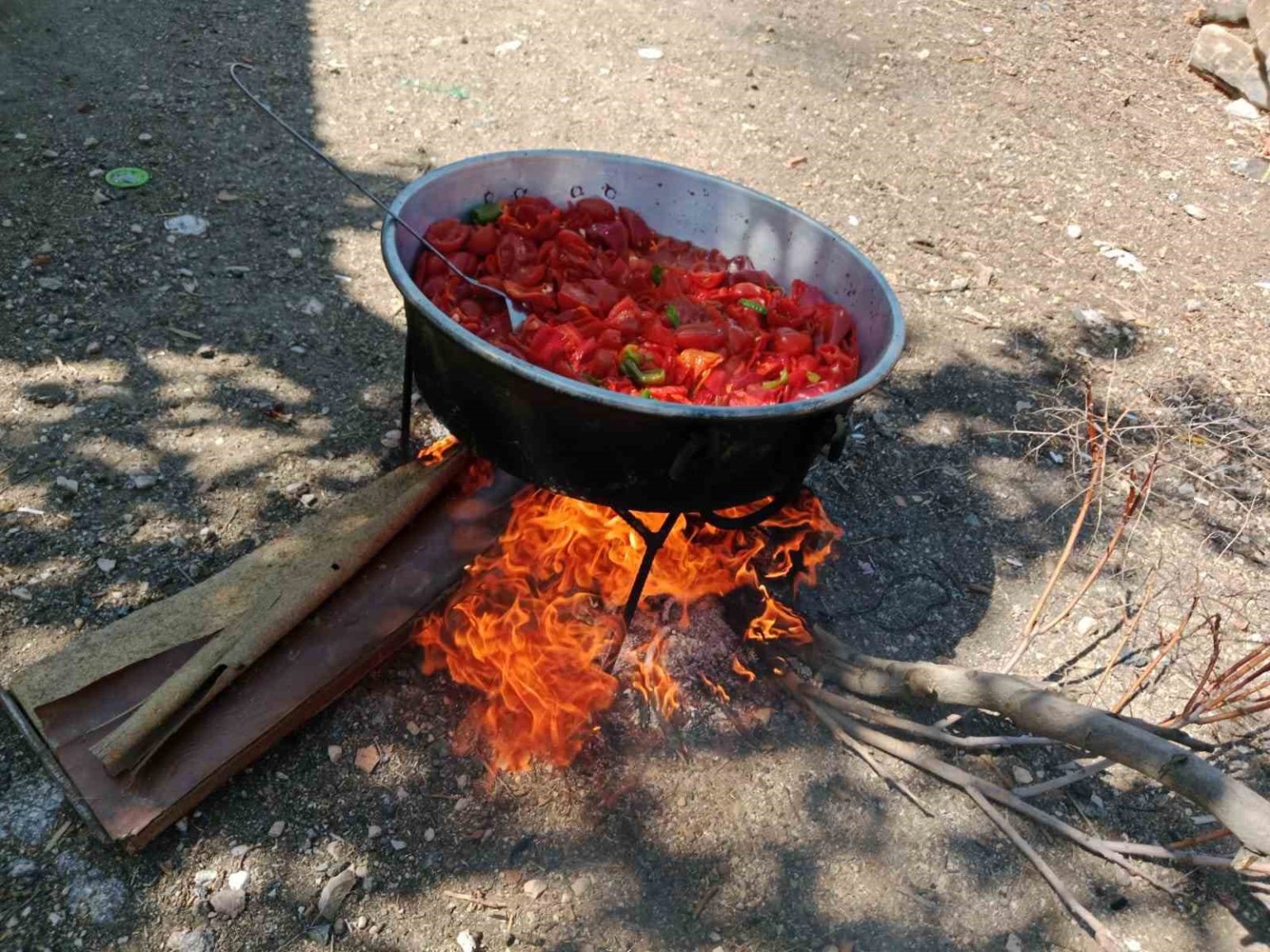 kis-mevsimi-gelmeden-kirsal-kesimlerde-salca-yapimi-basladi