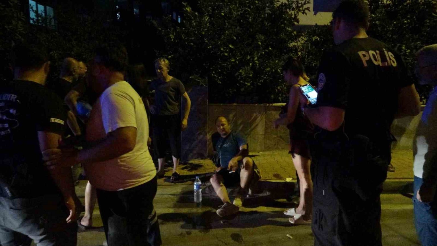komsularin-apartman-bahcesinde-portakal-koparma-tartismasi-kanli-bitti