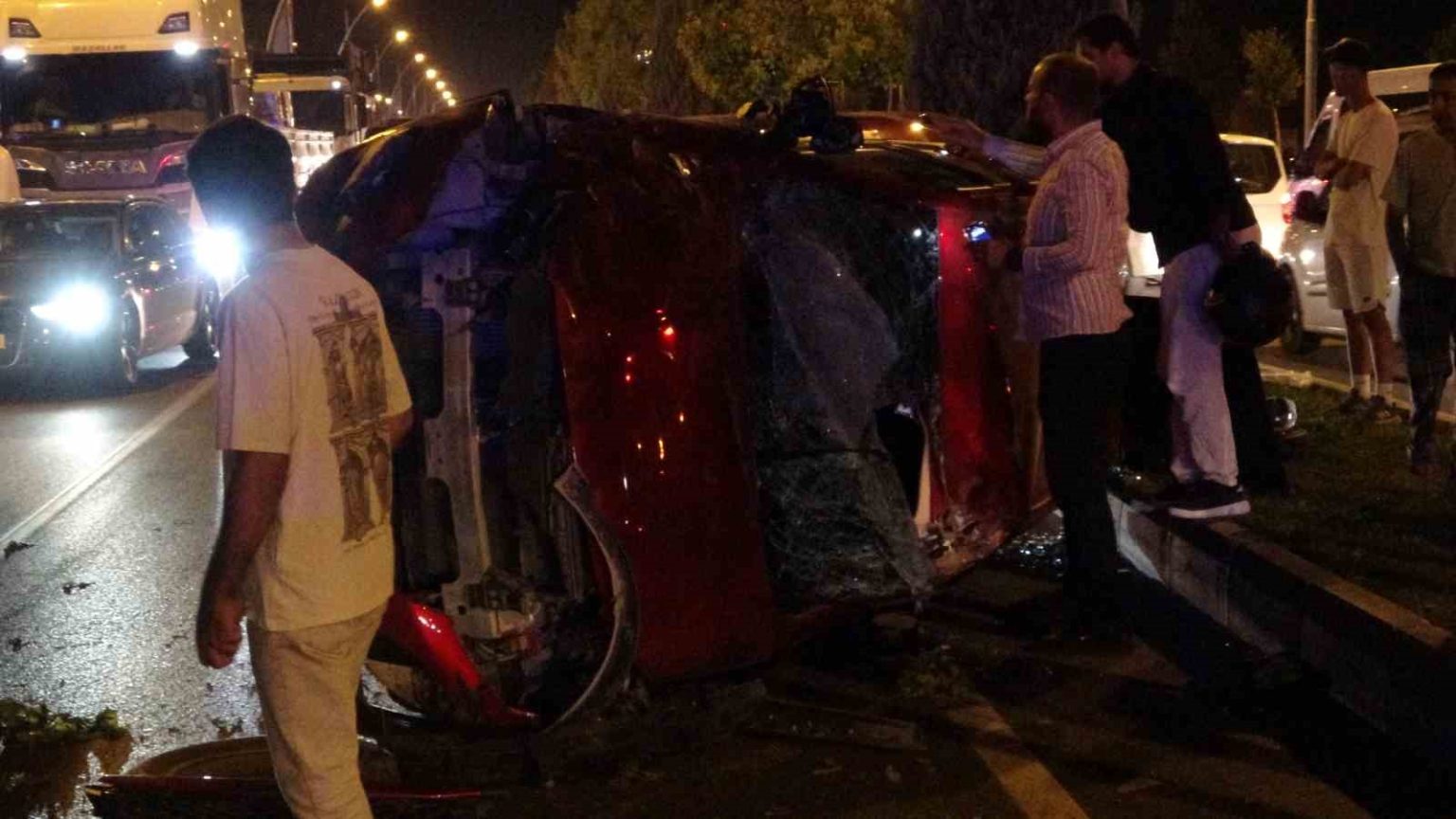 kontrolden-cikan-otomobil-once-araca-sonra-refuje-carpip-karsi-seride-gecti-2-yarali