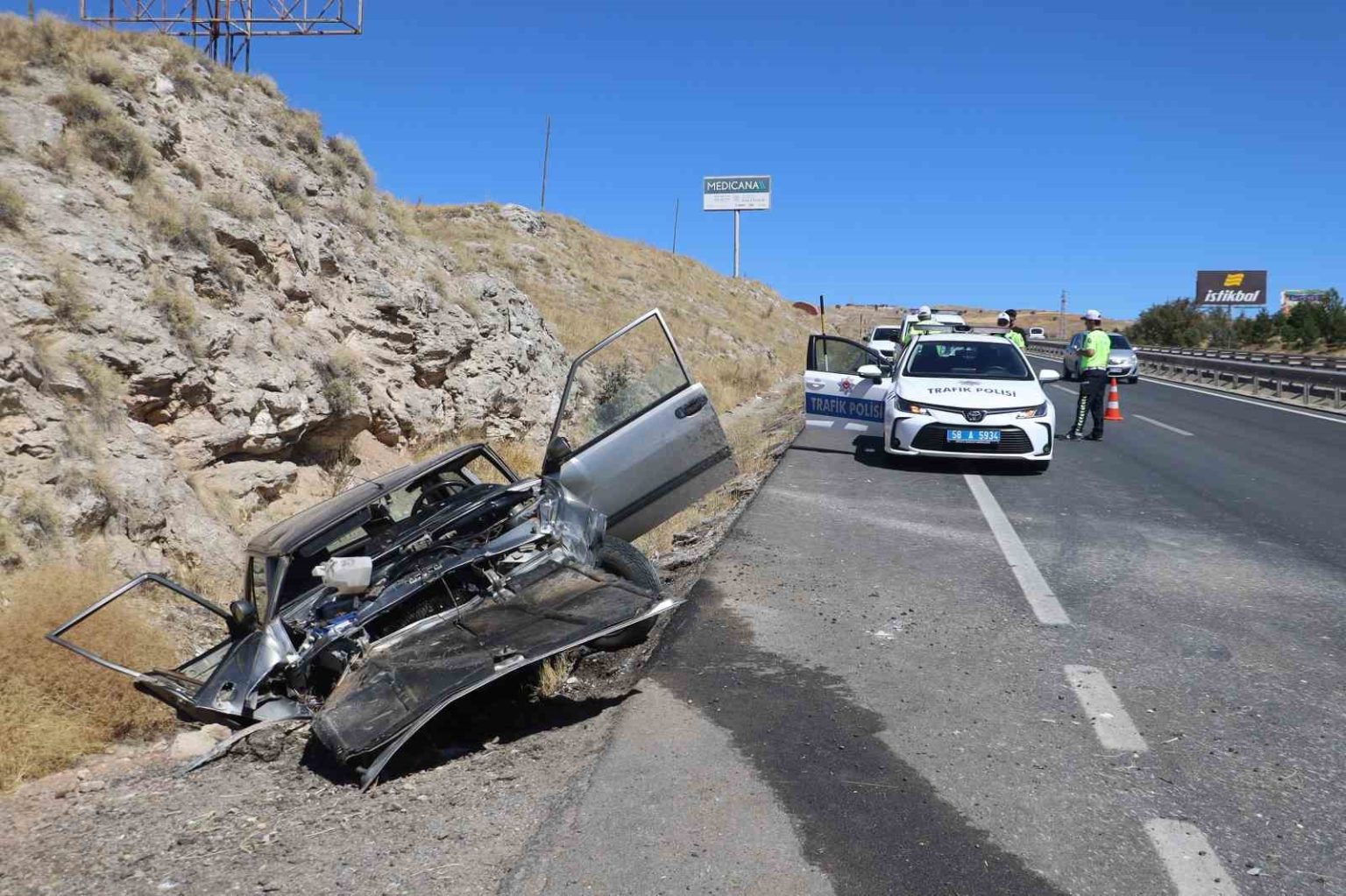 kopege-carpmamak-icin-direksiyonu-kirdi-3-yarali