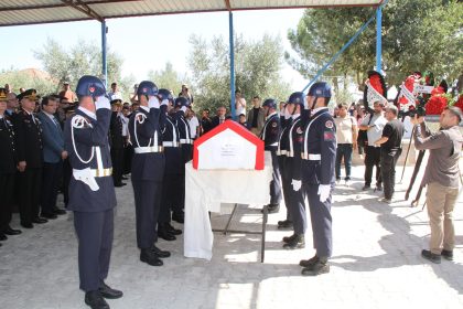 manisa-sehidini-gozyaslariyla-ugurladi