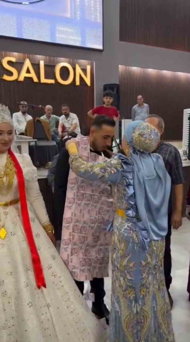 mardinde-damada-200-liralik-banknotlardan-olusan-yelek-giydirildi