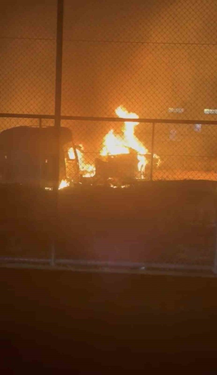 mardinde-hurda-arac-deposunda-cikan-yangin-sonduruldu