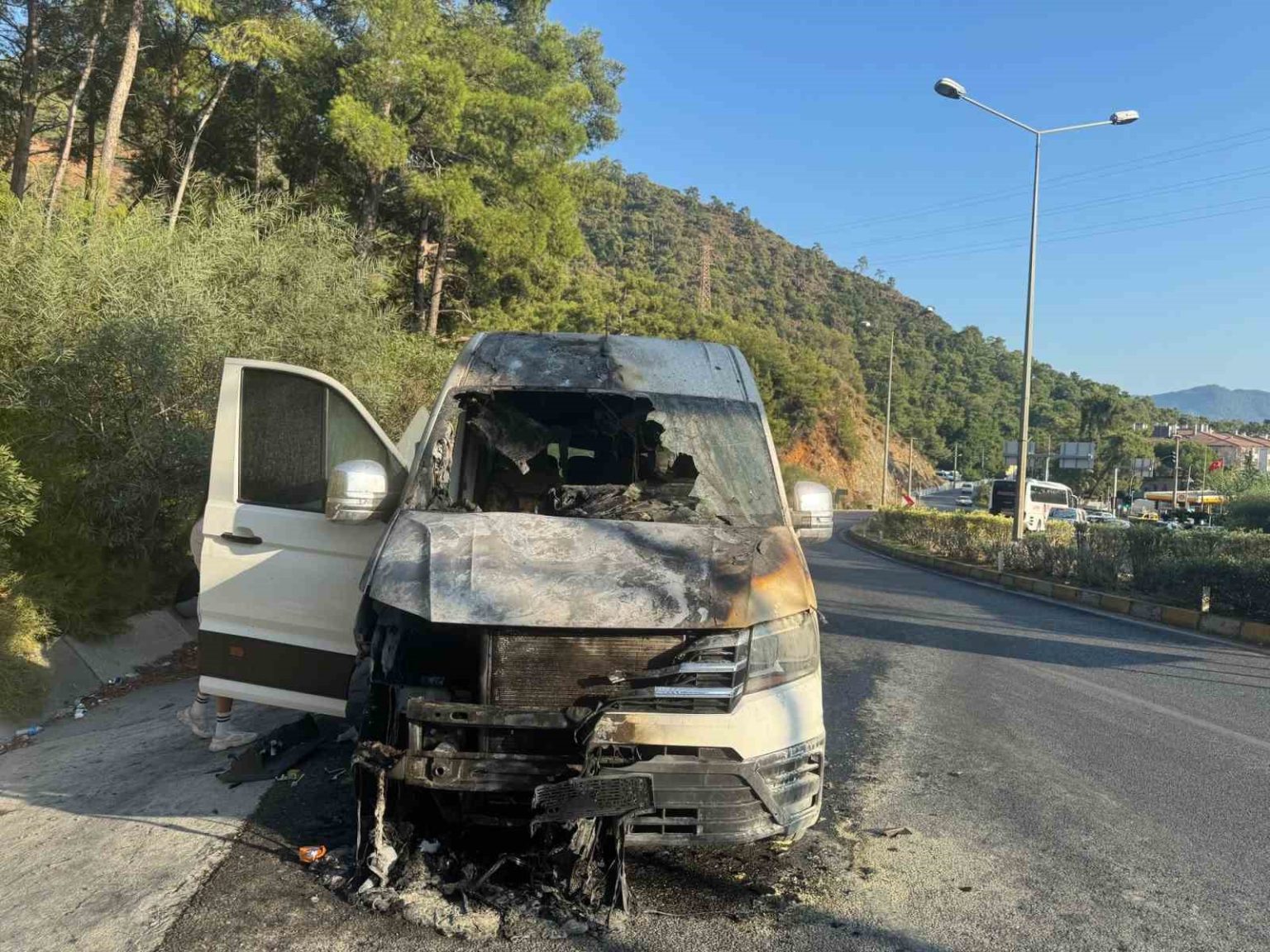 marmariste-turistleri-tasiyan-minibus-alev-aldi