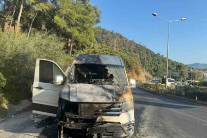 marmariste-turistleri-tasiyan-minibus-alev-aldi