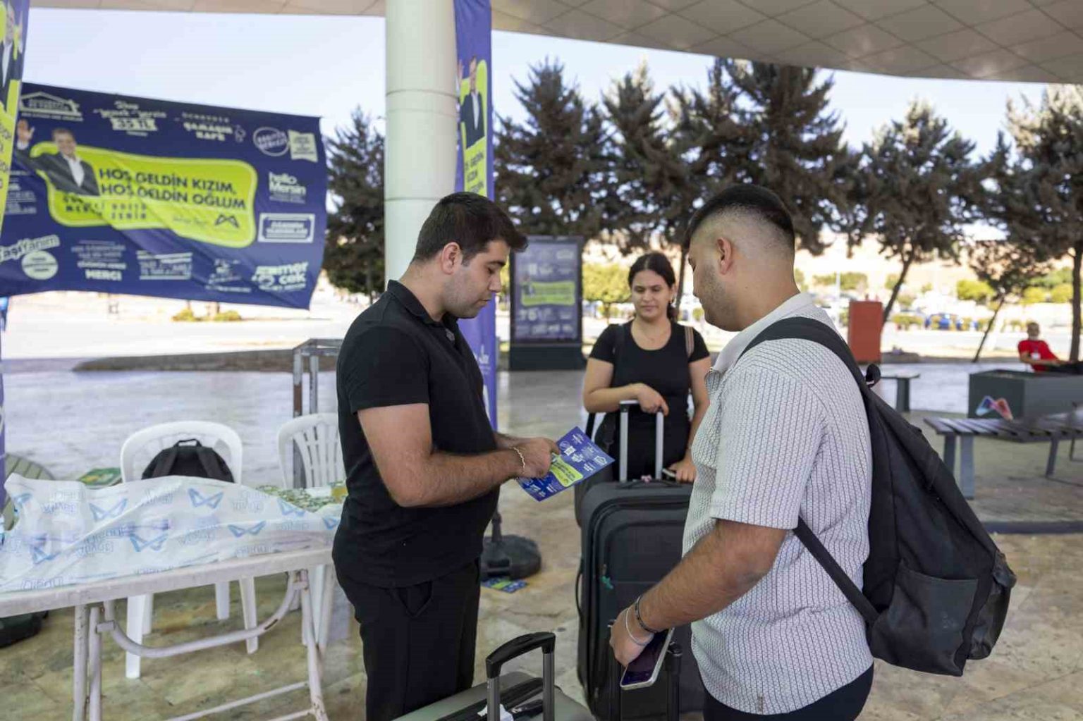 mersinde-universiteli-gencler-sehrin-girisinde-karsilaniyor