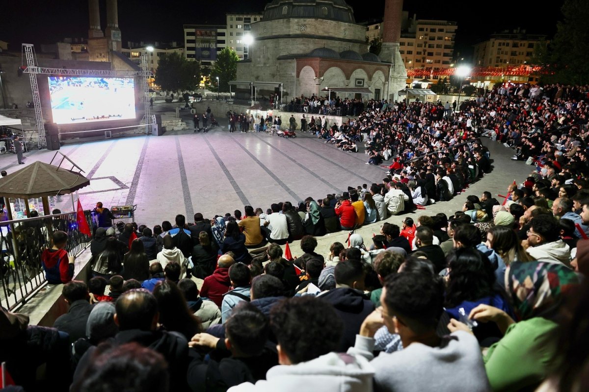 milli-mac-heyecani-tarihi-kent-meydaninda-yasandi