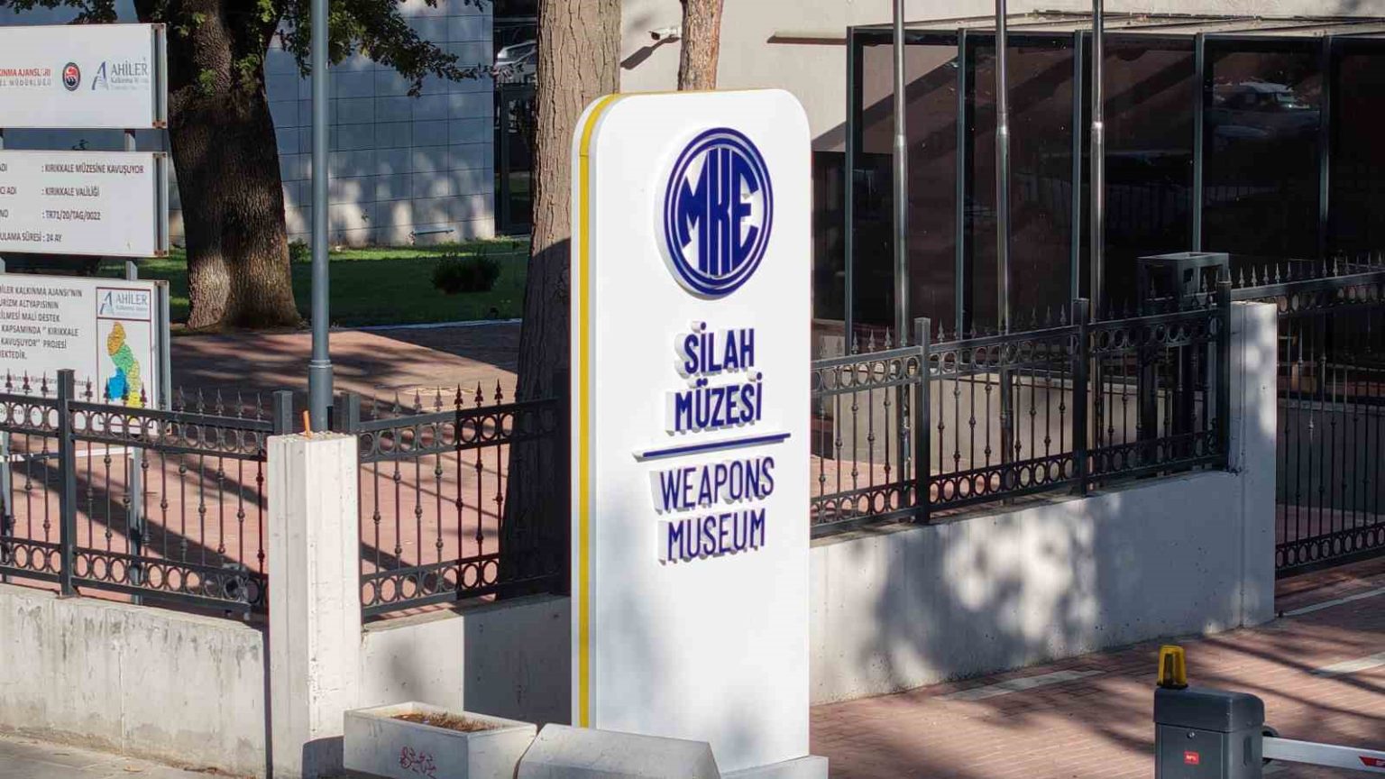 mke-silah-muzesi-acilmadi-gencler-tepki-gosterdi-yerli-ve-milli-silahlarimizi-gormek-hakkimiz