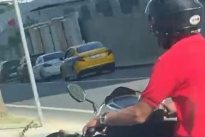 motosiklet-uzerinde-kopekle-ilerledi-bakirkoyde-tehlikeli-yolculuk-kamerada