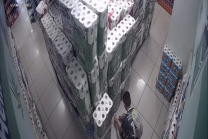 musteri-gibi-girdigi-marketi-kundaklayan-cocuk-kamerada