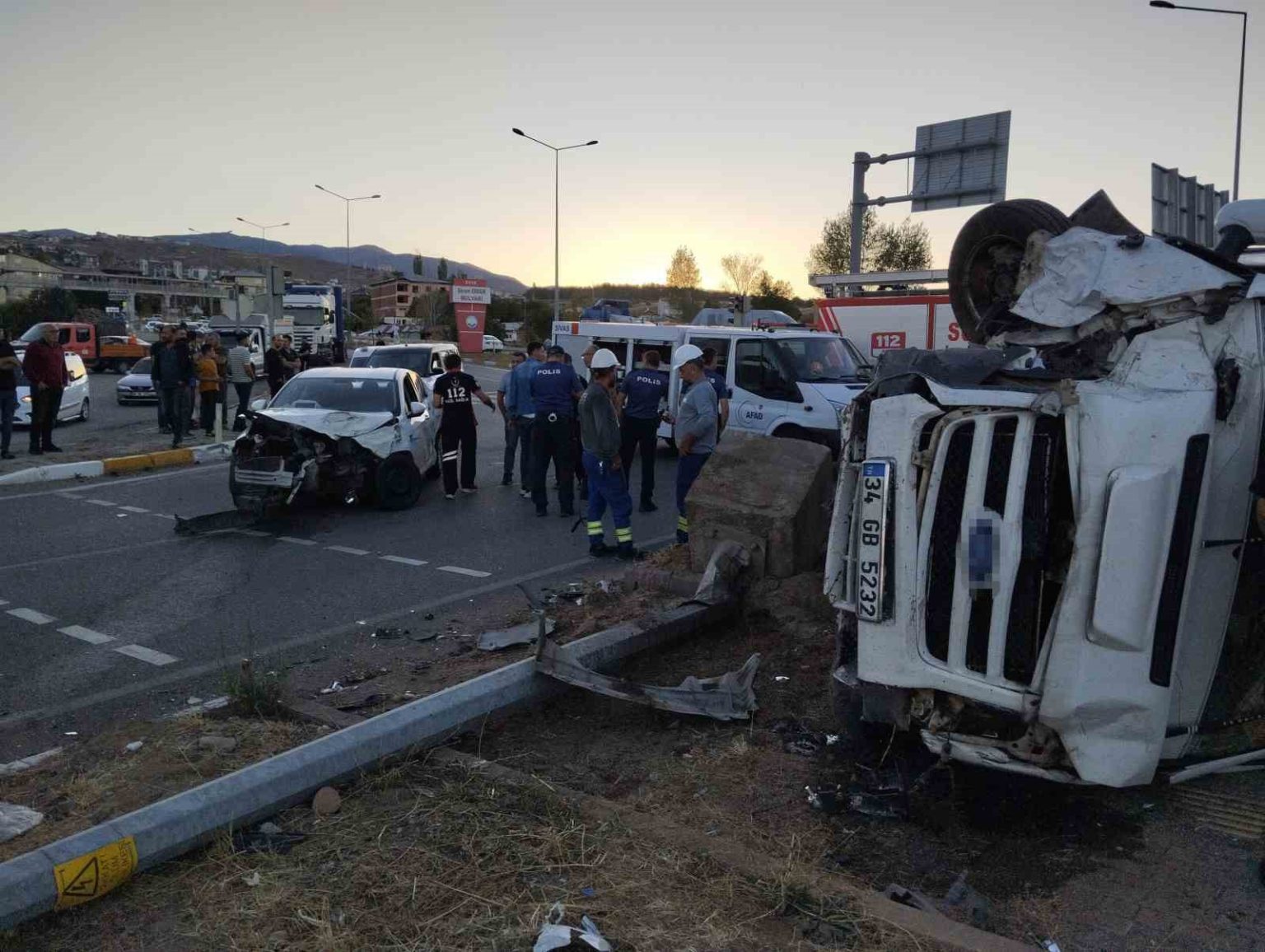 sivasta-findik-iscilerini-tasiyan-minibus-otomobille-carpisti-15-yarali