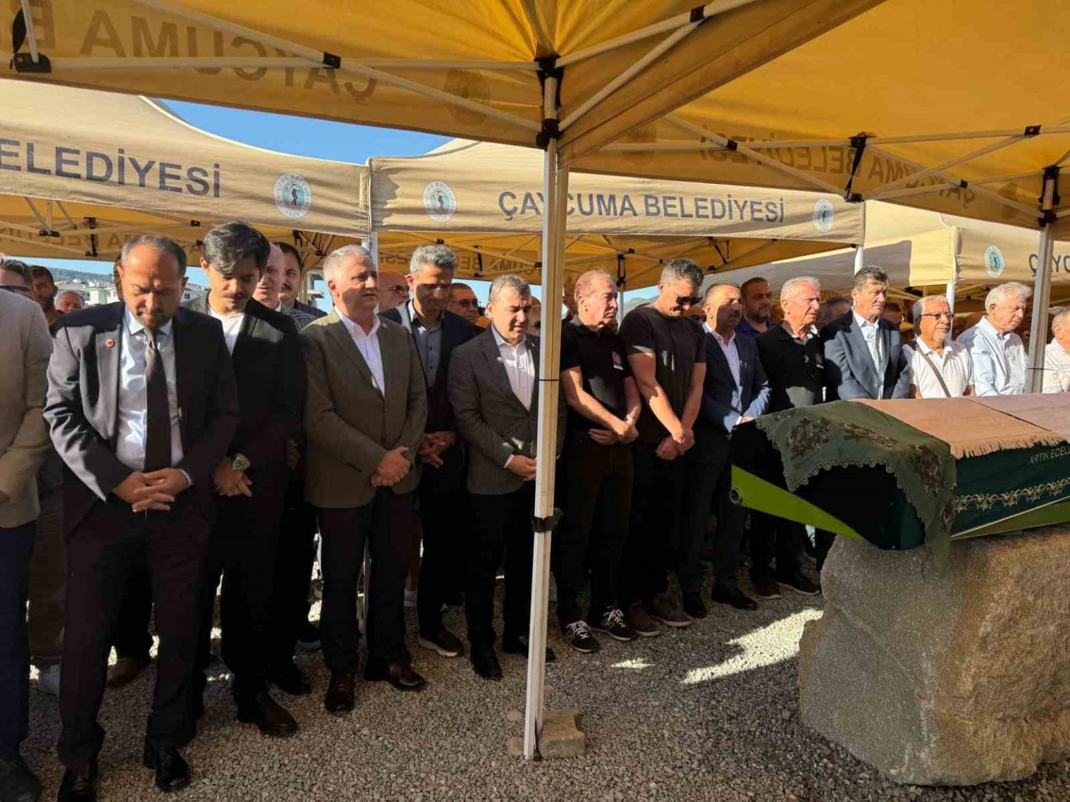 tedavi-gordugu-hastanede-vefat-eden-belediye-baskaninin-esi-topraga-verildi