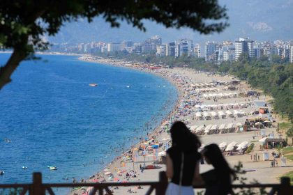 termometreler-37-dereceyi-gosterdi-yazin-son-gunlerinde-antalya-sahilleri-doldu-tasti