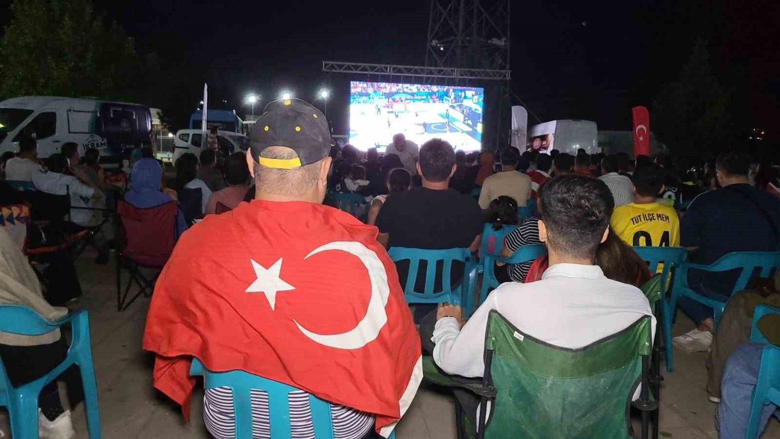 turkiye-almanya-macini-adiyamanlilar-dev-ekrandan-izledi