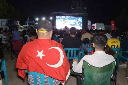 turkiye-almanya-macini-adiyamanlilar-dev-ekrandan-izledi