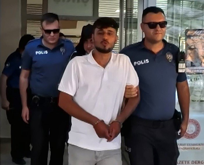 tutuklaninca-gazeteciye-opucuk-atip-zeki-murene-selam-dedi
