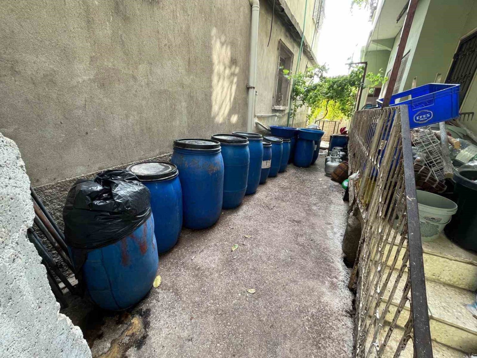 adanada-3-bin-650-litre-sahte-icki-ele-gecirildi-4-gozalti