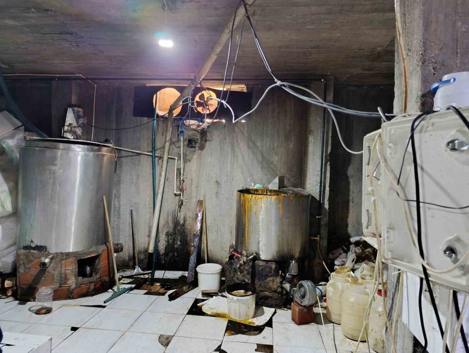 agrida-ruhsatsiz-isletmede-5-ton-709-kilogram-pekmez-ele-gecirildi